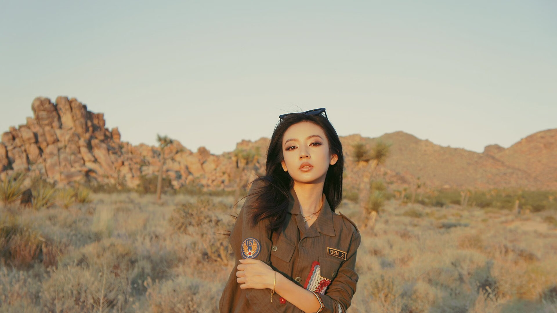 掌纹与战局,字母哥如何将比赛走势刻进手心